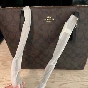 Cute coach zip tote 👜 medium size brown and black
